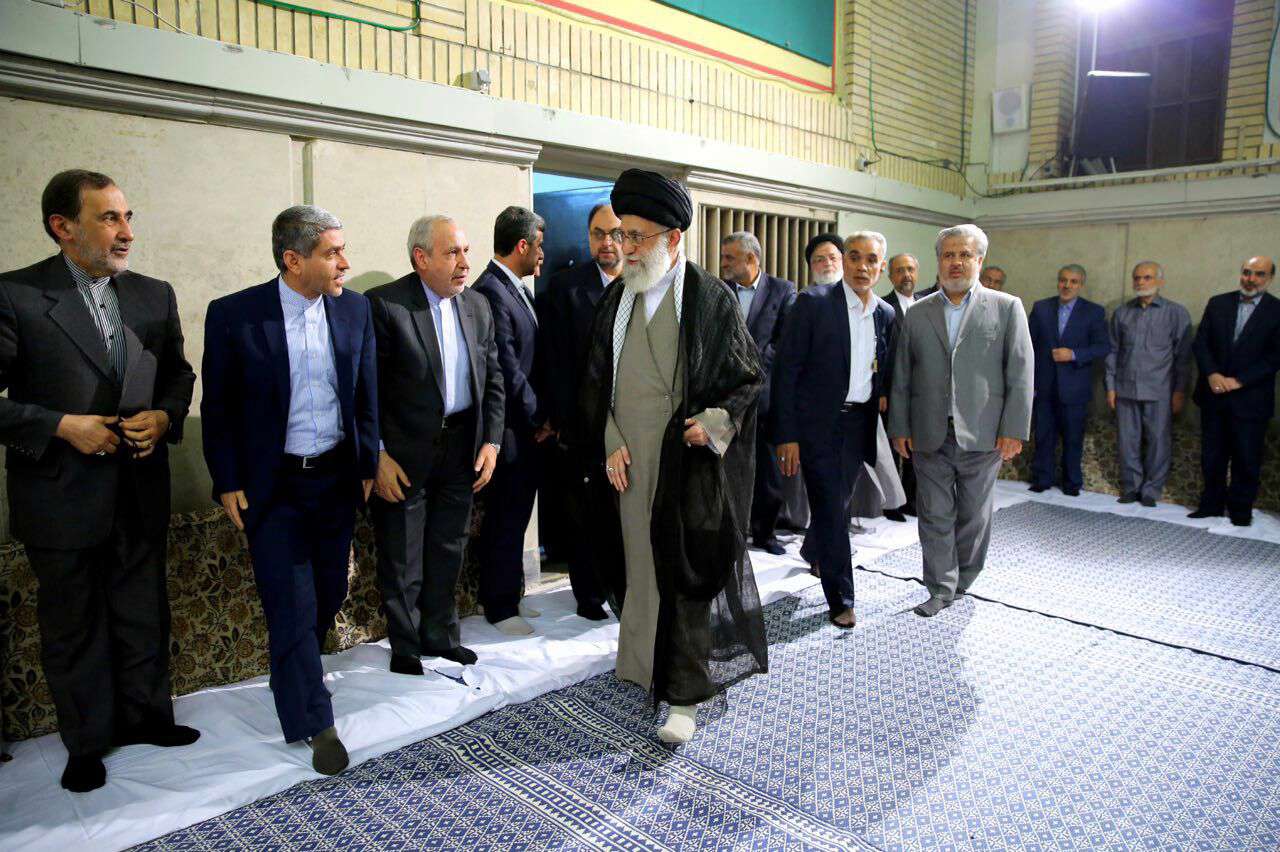 لحظه ورود رهبر انقلاب به حسینیه امام خمینی در دیدار کارگزاران نظام